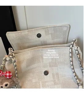 Dettaglio borsa in tela con chiusura magnetica e ciondolo decorativo in peluche
