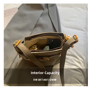 Innenkapazität der braunen Vintage-Eimertasche mit Handy und Zubehör in Nahaufnahme