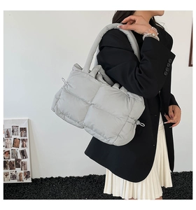 Detailansicht der großen grauen Stepptasche mit Kordelzug und gepolstertem Handgriff