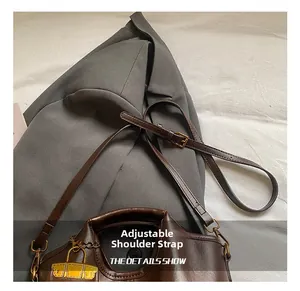 Détails de la bandoulière réglable et de la boucle en métal du sac à main marron vintage