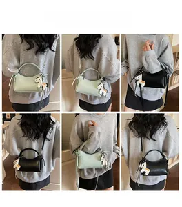 Collage de bolsos chic menta y negros que muestran estilos de hombro, cruzado y de mano