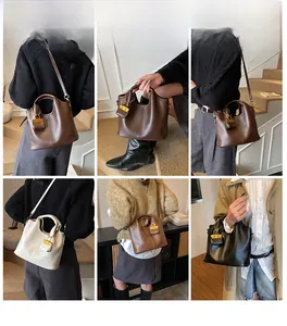 Collage de sacs seaux en cuir marron, blanc et noir portés par des mannequins