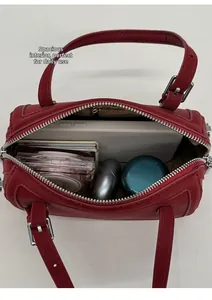 Vue détaillée du sac boston bordeaux montrant sa grande capacité pour les essentiels quotidiens