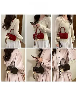 Sac à main style mini Boston rouge et marron foncé avec pendentif ours et foulard en soie