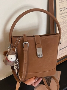 Sac Seau en Cuir PU Rétro Français pour Femmes Mode Sac Bandoulière Petit Sac à Main Avec Pendentif Cheval Sac de Navettage