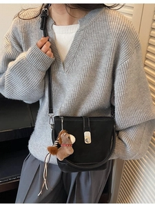 Sac seau noir de style français avec coutures blanches et petit charme de poney