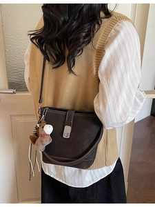 Sac seau classique en cuir mat marron foncé pour femme avec boucle argentée et petit charme