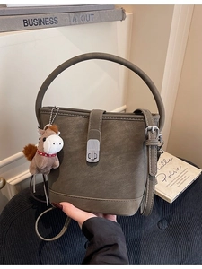 Sac seau taupe foncé chic avec fermoir argenté, poignée et charm petit cheval