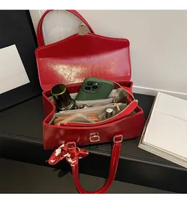Vue intérieure du sac de mariée rouge montrant les compartiments et accessoires