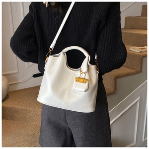 Détail du sac à bandoulière blanc avec mini charm rouge à lèvres et ferrures dorées