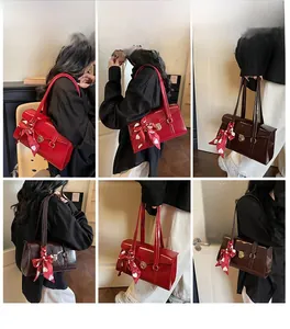 Vues détaillées des sacs à bandoulière rouges et marron avec foulard en soie à cœur
