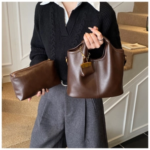 Vue détaillée du sac en cuir PU marron foncé avec coutures fines et fermoir doré