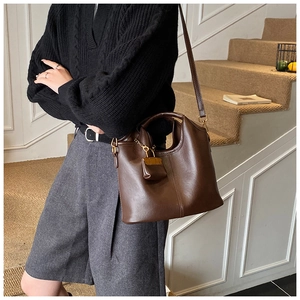 Détail du sac cabas vintage marron foncé avec mini pochette et bandoulière amovible