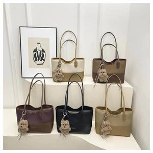 Borse tote alla moda in vari colori con ciondoli a forma di cucciolo su gradini geometrici