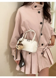 Sac cylindrique blanc avec chaîne argentée et charmant pendentif d'ours en peluche brun