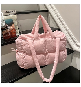 Detailansicht der gesteppten Tragetasche in Rosa mit Kordelzug und Reißverschluss