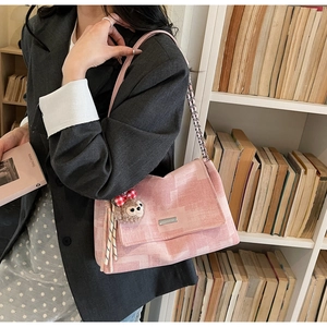 Borsa a tracolla geometrica rosa in tela con catena argentata e ciondolo a agnello