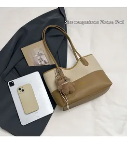 Vista dettagliata della borsa tote in tela che mostra la capienza per iPad da 11 pollici