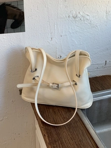 Retro cream white pleated tote bag with large capacity and stylish metallic buckle