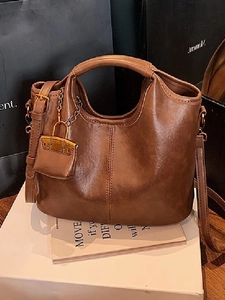 Ensemble Sac Fourre-tout en Cuir Synthétique Rétro pour Femmes Minimaliste Grande Capacité Sac à Main Bandoulière Avec Mini Charme