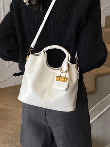 Sac fourre-tout minimaliste en cuir blanc avec bandoulière amovible et pendentif doré