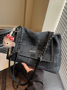 Grande borsa tote in tessuto grigio scuro con catena e ciondolo a forma di orso