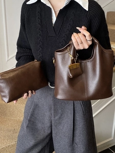 Sac fourre-tout minimaliste en cuir marron foncé avec pendentif cadenas doré pour femme