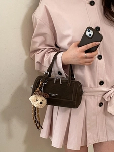 Sac à main cylindrique marron foncé avec double fermeture et charmant ours en peluche