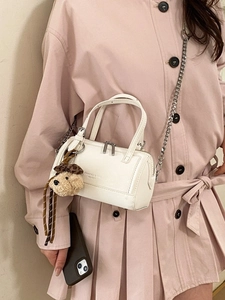 Sac cylindre blanc avec bandoulière chaîne argentée et pendentif chiot peluche