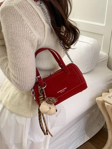 Sac à main Boston en daim rouge foncé pour femme avec chaîne argentée et breloque peluche