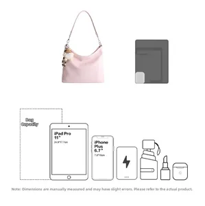 Dettaglio capacità borsa hobo rosa che contiene iPad 11 pollici e oggetti di uso quotidiano