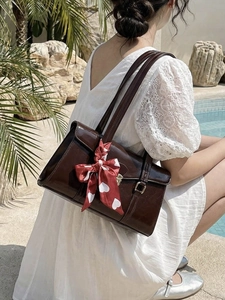 Sac à épaule vintage marron foncé en similicuir avec un foulard en soie à motif cœur rouge
