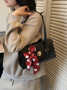 Sac à main bandoulière en cuir noir avec un élégant foulard en soie orné de motifs de cœurs
