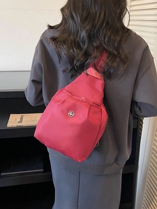 Borsa a tracolla multifunzionale in tessuto oxford rosso scuro con tracolla regolabile