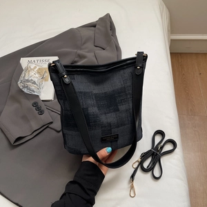 Sac seau à carreaux gris foncé avec poignées en cuir noir et bandoulière