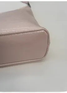 Dettaglio del design a fondo largo di questa borsa tote rosa lucida con pieghe