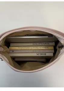Vista dall'alto dell'interno della borsa tote rosa che mostra l'ampia capacità di carico