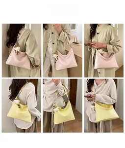 Dettagli della borsa tote in pelle testurizzata rosa e gialla con ciondolo intrecciato