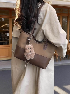 Borsa tote retrò capiente in tela a contrasto marrone con ciondolo a forma di cagnolino