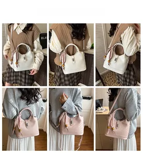 Détails du sac seau avec poignée en foulard de soie et pendentifs en bois sous divers angles