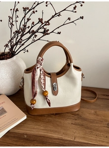 Détails du sac seau bicolore vintage avec charme en perles de bois et foulard en soie