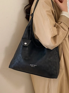 Minimalist black oversized tote bag in pleated PU leather for professional commuting