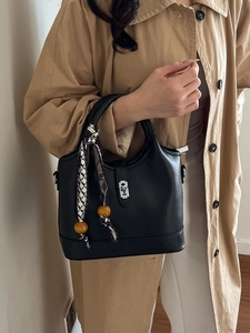 Sac seau élégant en cuir noir avec poignée en foulard et fermoir métallique