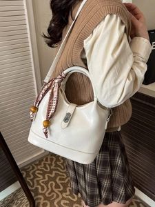 Sac seau blanc crème avec foulard floral et perles de bois présenté de profil