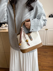 Sac seau bicolore crème et marron avec poignée ornée d'un foulard et bandoulière chic