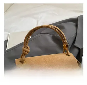 Détail du sac à main marron chameau en cuir mat texturé avec poignée à nœud décoratif