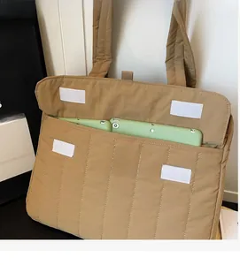 Detailansicht khakifarbene Stepptasche mit großem Innenfach passend für Tablets