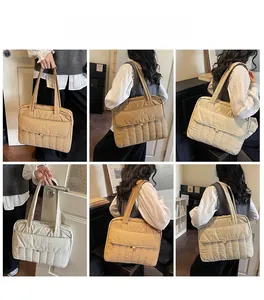 Gesteppte Nylon-Tragetasche mit großer Vordertasche und khakifarbenem Stoff im Detail