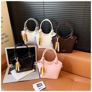 Collection de sacs seaux en cuir minimalistes en cinq couleurs avec anses anneaux nouées