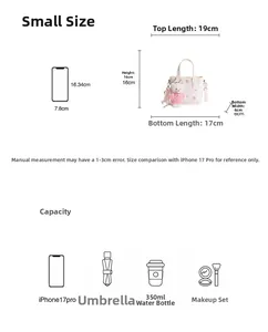 Comparativa de tamaño entre bolso acolchado beige con osito y el móvil iPhone 17 Pro